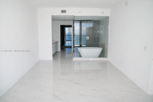 Foto del edificio - 700 NE 24th St