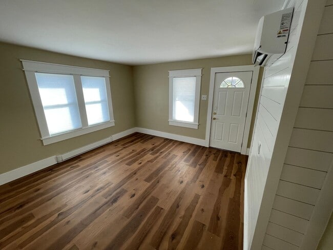 Building Photo - 2 bd, 1 ba house just east of downtown, co...