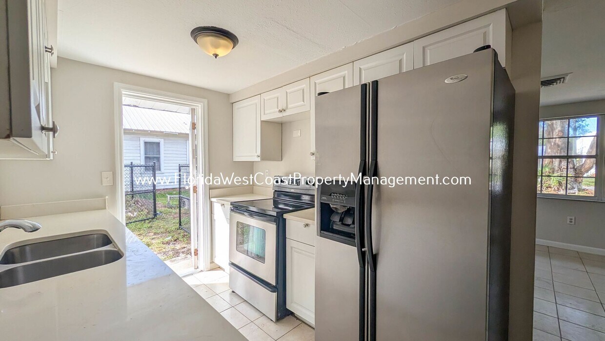 Foto principal - Cute 2 Bedroom/1 Bath Duplex Near Downtown...