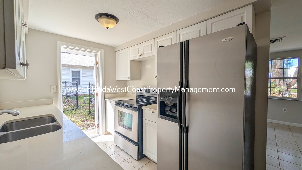 Primary Photo - Cute 2 Bedroom/1 Bath Duplex Near Downtown...