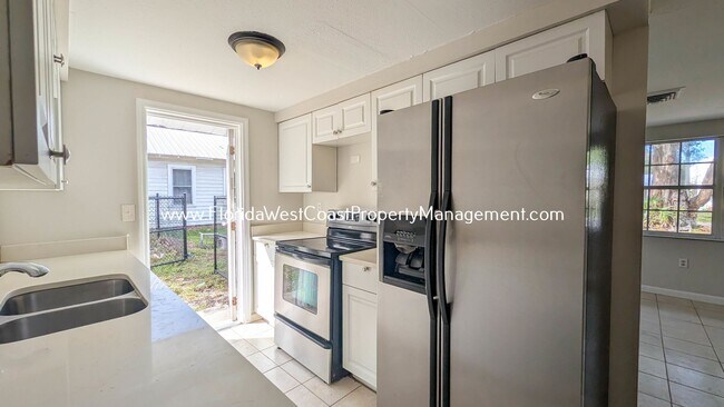 Foto del edificio - Cute 2 Bedroom/1 Bath Duplex Near Downtown Sarasota
