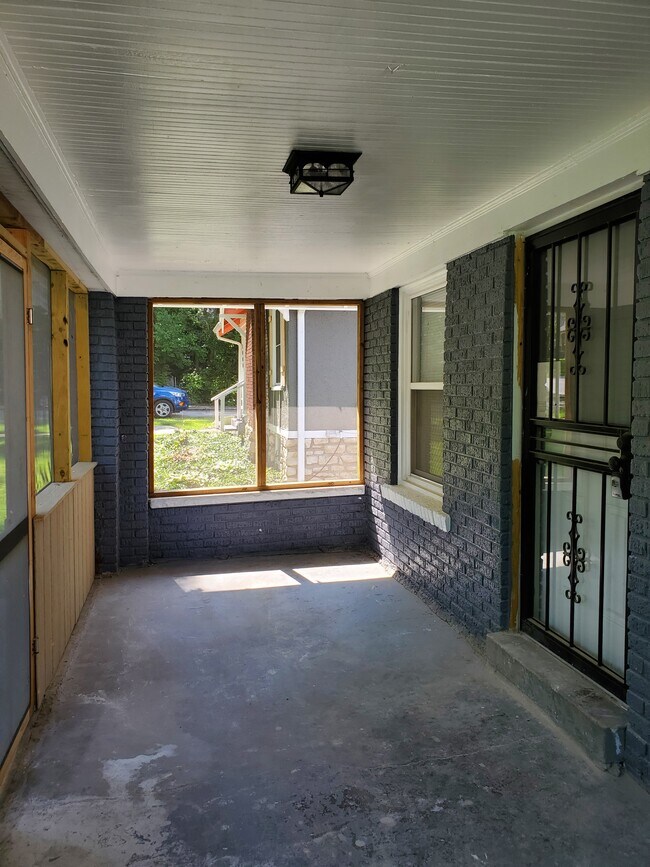 Building Photo - 1402 E 65th St