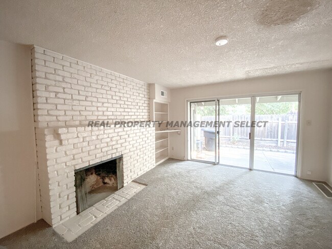 Building Photo - Sparkling 2 Bed 1 Bath Arden-Arcade Duplex!