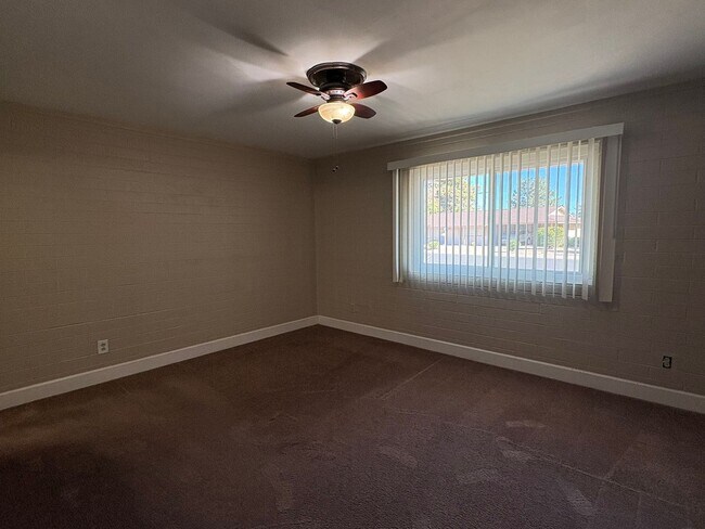 Building Photo - Golf course lot Sun City home