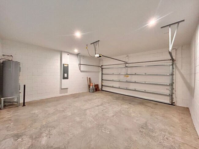 Foto del edificio - Thoughtfully Designed 4/3 Home with Premium Upgrades and 2 Car Garage! Available Now!