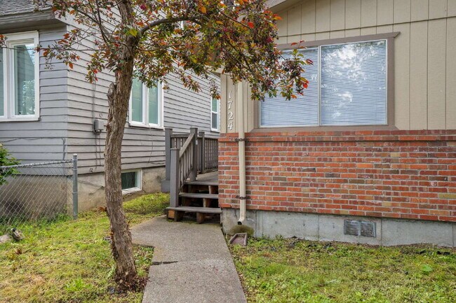 Building Photo - Updated Turnkey 2 Bed 1-bathroom spacious ...