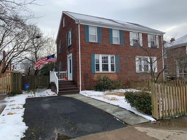 Beautiful 2 Bedroom 1 Bathroom End Unit, B... - Beautiful 2 Bedroom 1 Bathroom End Unit, B... House