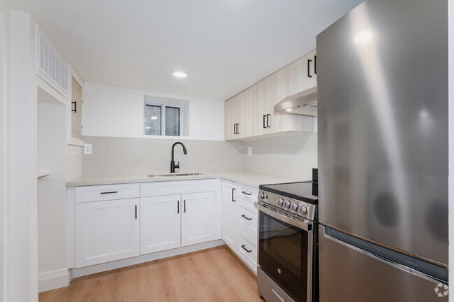 1BR, 1BA - Kitchen - 1214 Avenue Rd