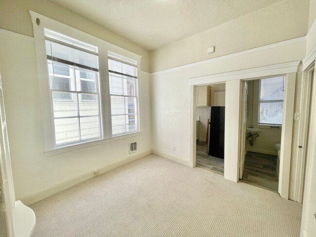 Building Photo - 585 Birch St