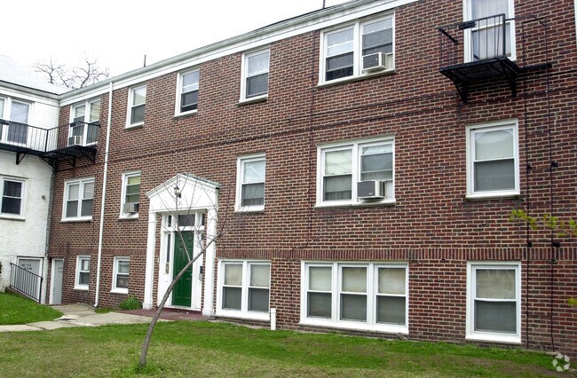 Building Photo - Newly Renovated Apt Across from City Hall