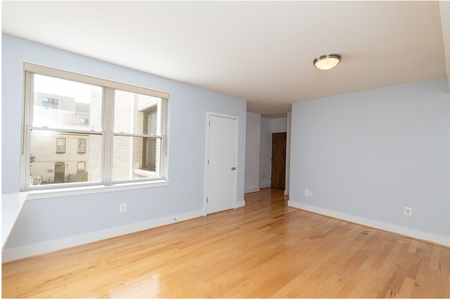 Building Photo - Columbia Heights One Bed/One Bath Updated ...