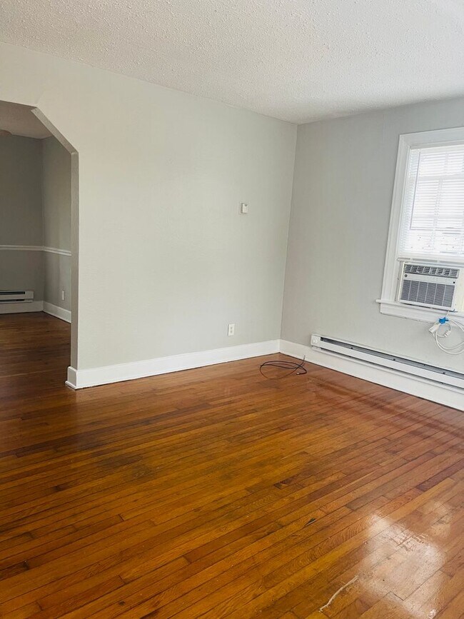 Building Photo - Charming 3 bedroom 1 bath Single Family Ho...