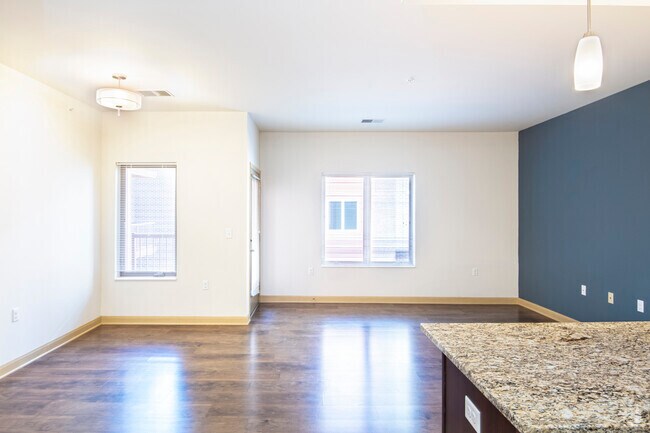 1HAB, 1BA: 788 ft² - Lake Edge