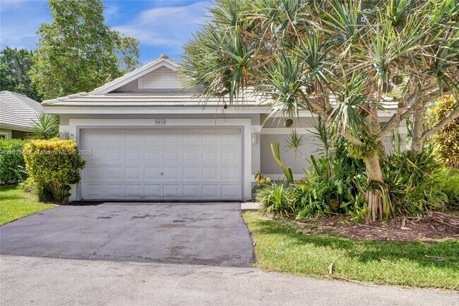 Foto del edificio - 8820 Woodside Ct