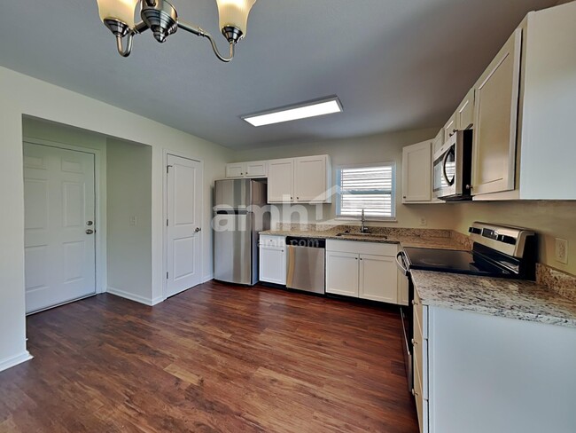 Building Photo - 136 Poe Ave