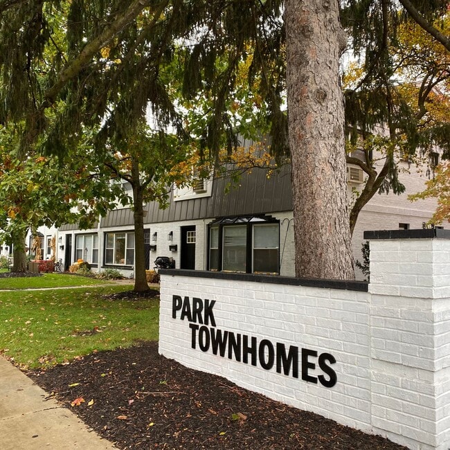 Building Photo - Park Townhomes