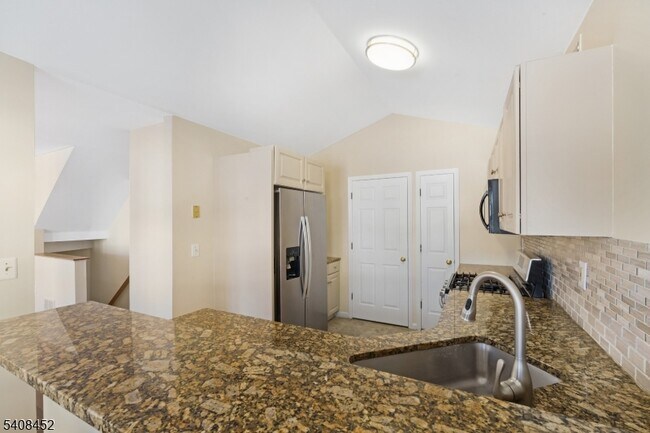 Building Photo - 12 Woodmont Dr