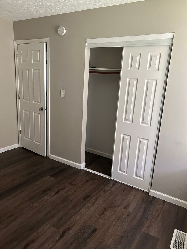 Building Photo - 3 bed 1 bath home located on Indy Westside