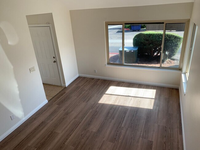 Foto del edificio - Charming Two-Story Home in Vista with Spac...