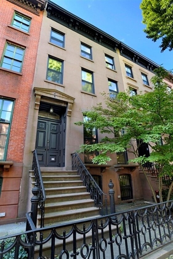 Building Photo - Rare Townhouse Triplex