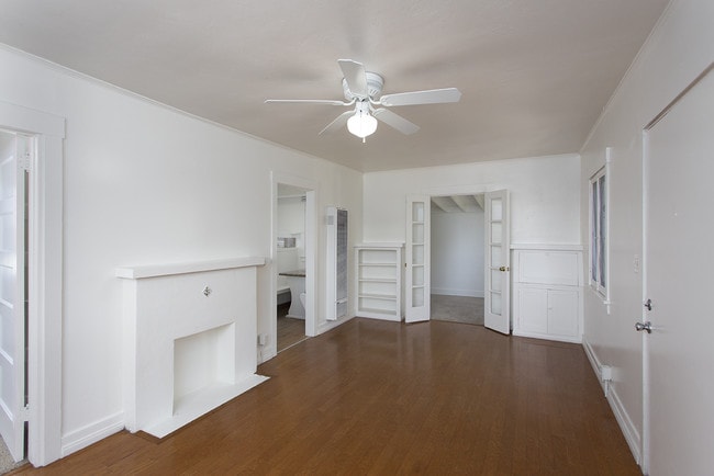 Building Photo - Beautiful Vintage Cottage in La Jolla w/ D...