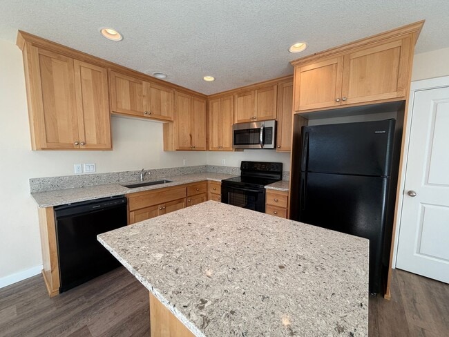 Foto del edificio - 4 Bedroom 2.5 bath Duplex
