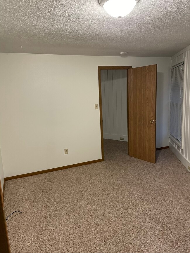 Building Photo - 800 Village Dr