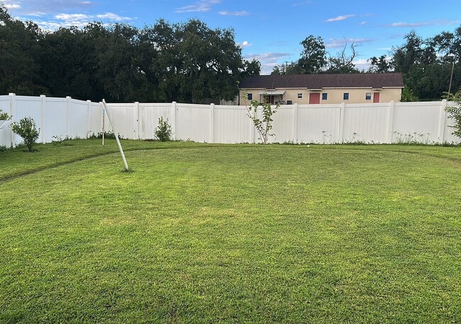 Building Photo - 1424 Vinetree Dr