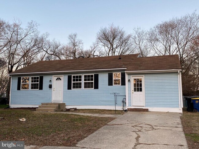 Building Photo - 9 Briar Ln