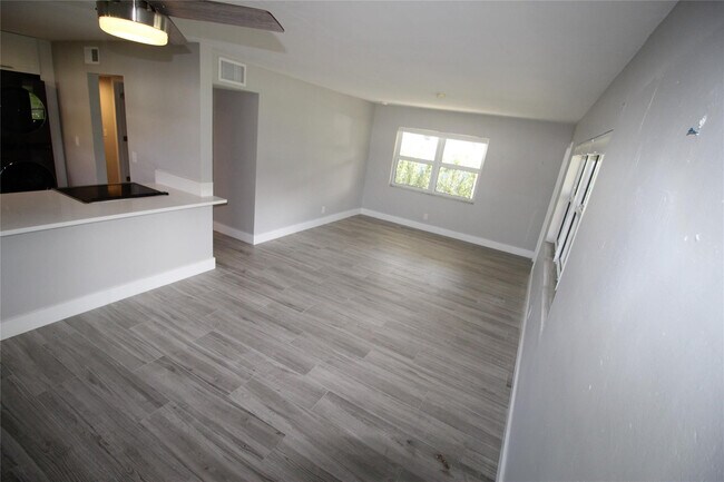 Foto del edificio - 241 NW 1st Ave