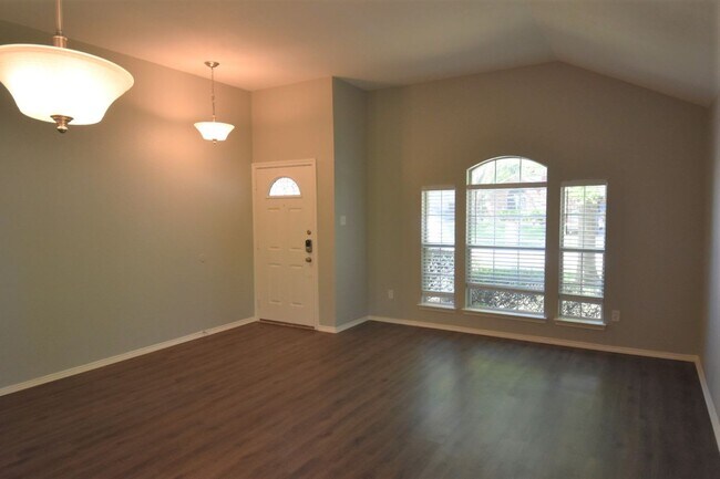 Building Photo - 1714 Redwood Dr