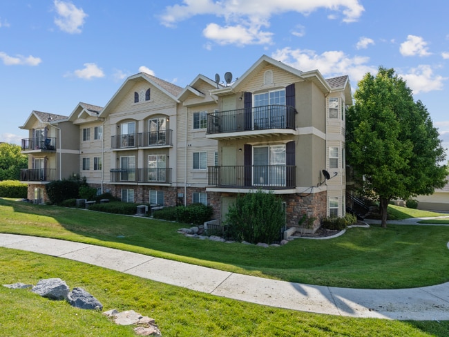 Building Photo - 2119 N Aurora Way