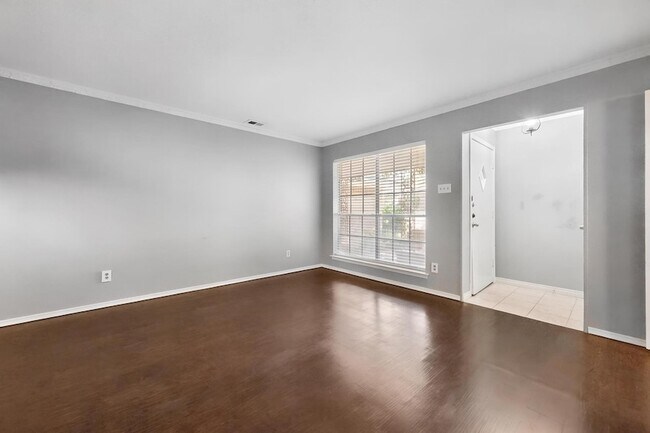 Foto del edificio - 8351 Lullwater Dr