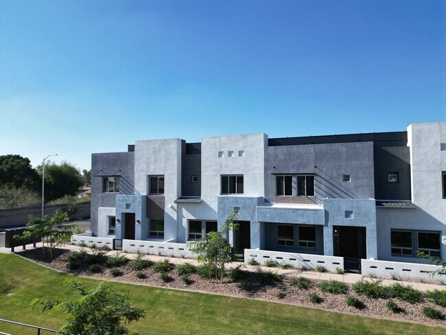 Foto del edificio - Brand New Build! Massive modern 4 bedroom/4.5 bathroom townhome in the heart of Chandler.