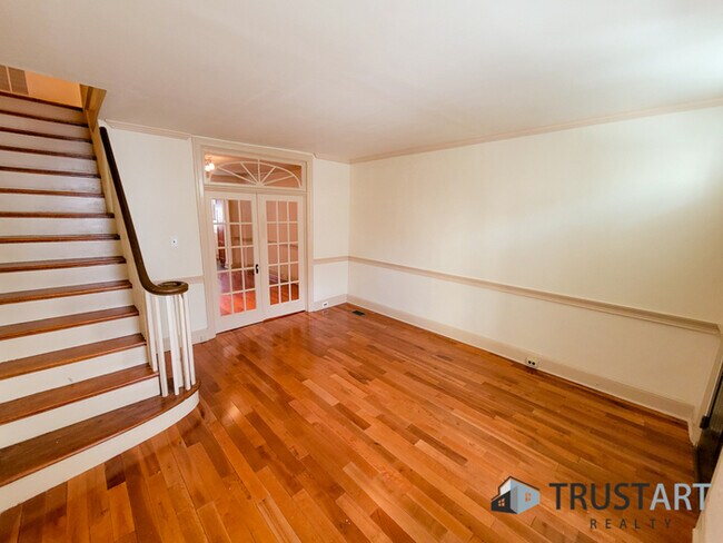Building Photo - 4 bedroom Townhome in East Falls