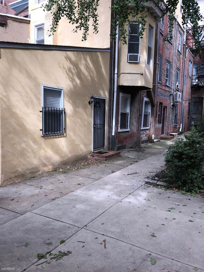 Foto del edificio - 1 br, 1 bath  - 1126 Spruce St Unit 4.5