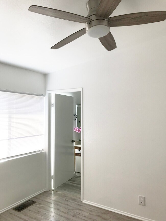 Foto del edificio - 11377 Osborne Pl