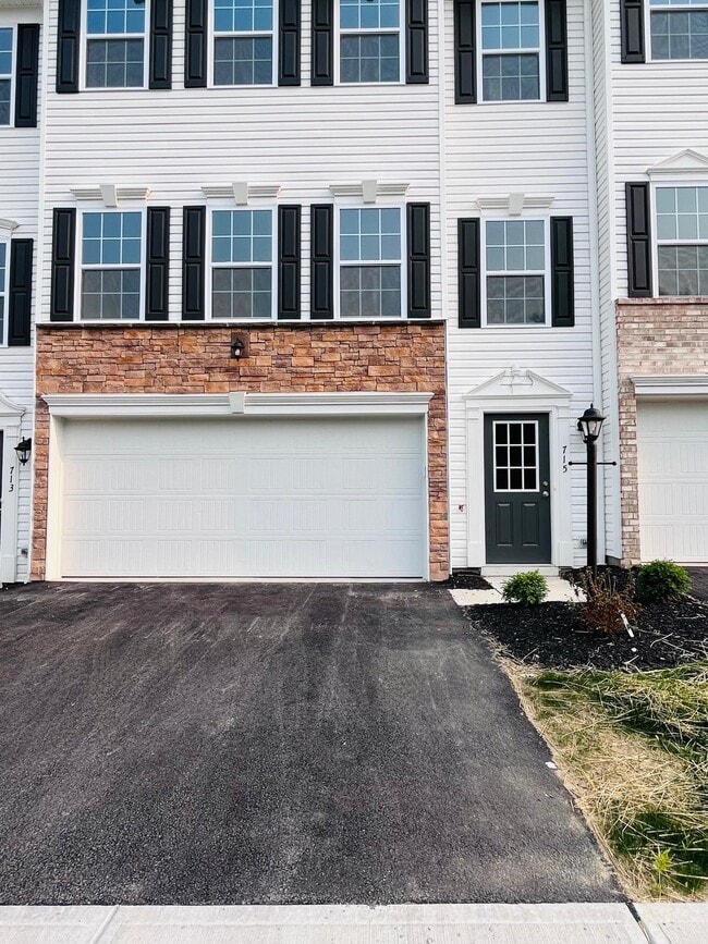 Building Photo - 715 Ravenshire Ct