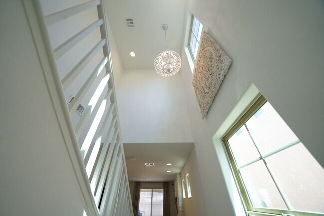 Building Photo - SHOWINGS AVAILABLE NOW