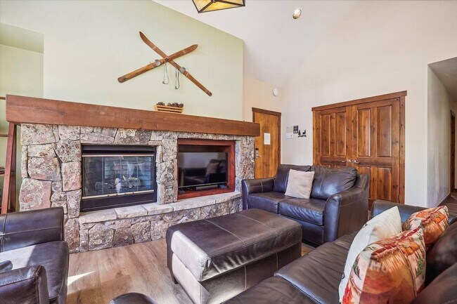 Foto del edificio - Walk to Main Street and the Slopes! Amenities Abound! Heat Included! Garage!