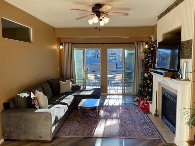 Foto del edificio - Bright & Open 2 Bedroom Condo on West Side