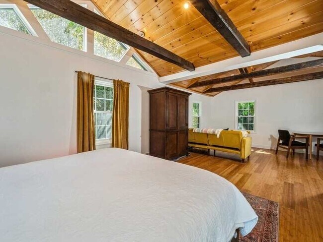 Building Photo - 19 Annan St