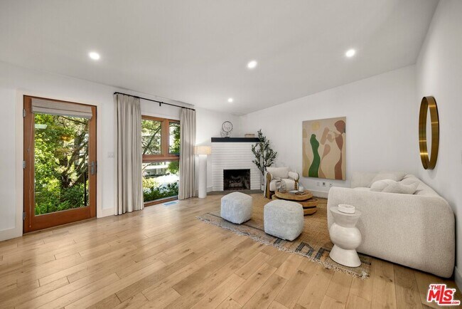 Foto del edificio - 8811 Wonderland Ave