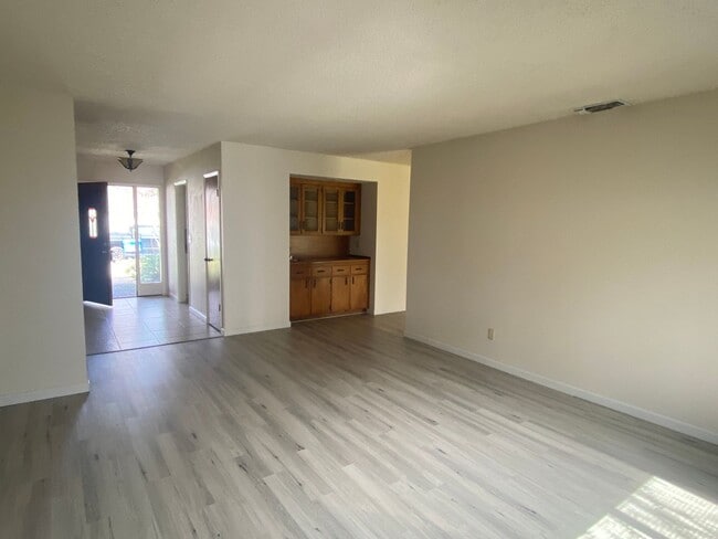 Building Photo - 3 bed 2 bath in convenient location
