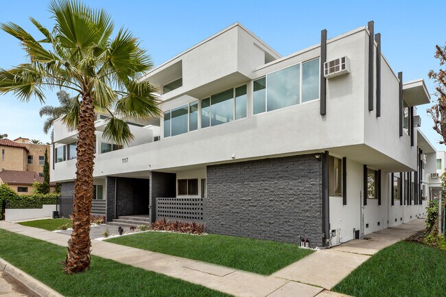 Building Photo - 1117 S Bronson Ave