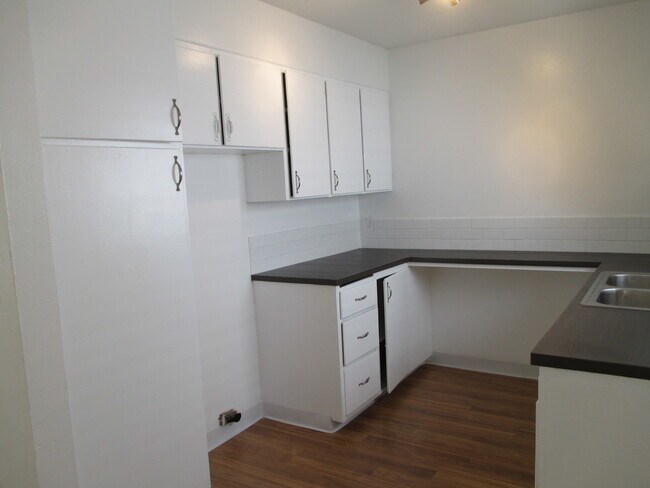 Foto del edificio - Mid Century Modern 1 Bedroom, 2 Blocks to Pacific U