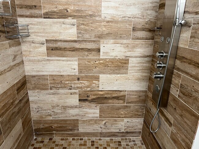 Baño completo con ducha para habitación #1 - 2130 Forest Knoll Dr NE