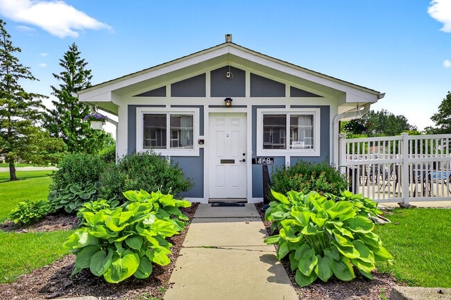 Building Photo - Camelot Apartments