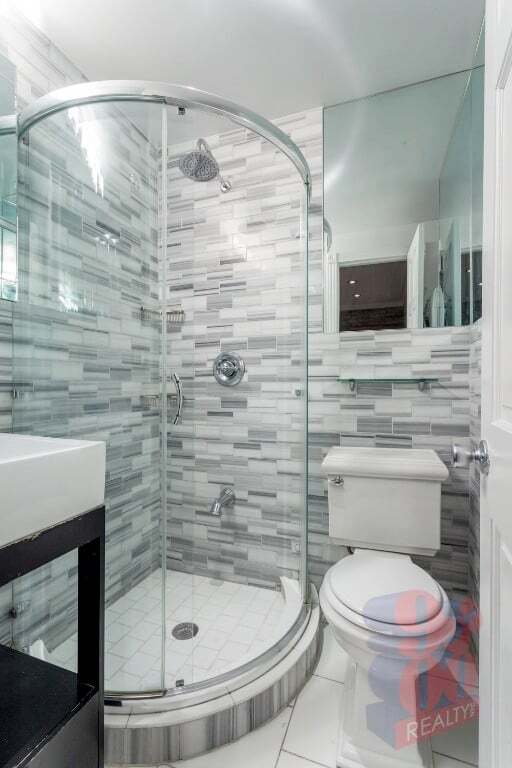 Building Photo - 422 E 9th St