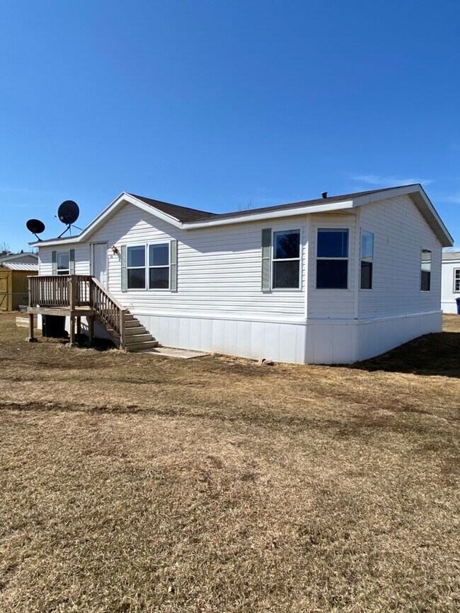Building Photo - 3 bedroom 2 bath Doublewide  NEW Flooring ...